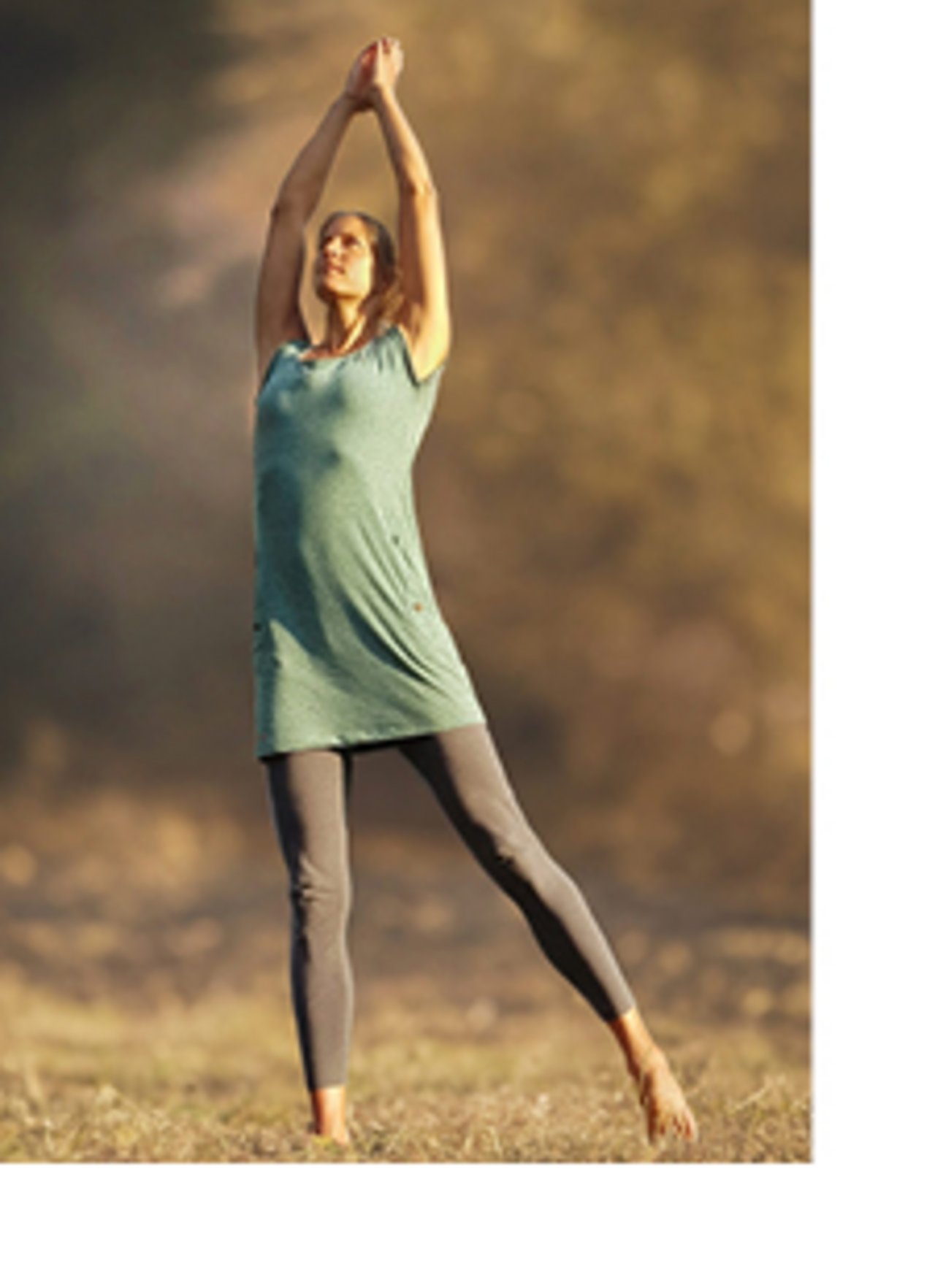 Frau in der Natur macht eine Pose - Aufrichten des Brustkorbes