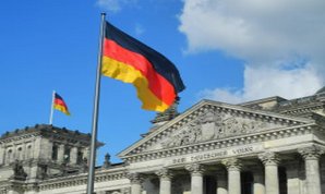 Gebäude des Bundestags und deutsche Flagge