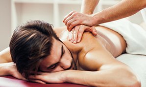 Person erhält eine Rücken- und Nackenmassage