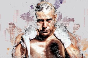 Mann mit Box-Handschuhen vor Gesicht schaut entschlossen.