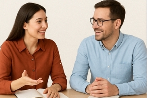 Eine Geschäftsfrau und ein Geschäftsmann unterhalten sich