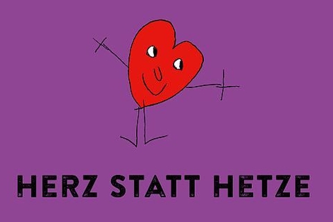 Illustration eines roten, lächelnden Herzens mit Armen und Beinen auf lila Hintergrund. Darunter steht: „Herz statt Hetze“.