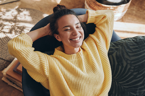 entspannte junge Frau auf Sessel