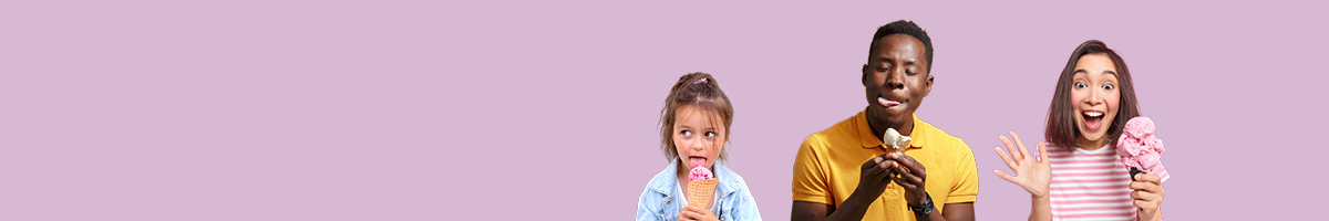Drei Personen vor pastellfarbenem Hintergrund essen Eis ein Mädchen und ein Mann genießen ihr Eis während eine junge Frau mit erhobener Hand freudig und überrasch reagiert