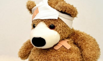 Teddybär mit bandagiertem Kopf