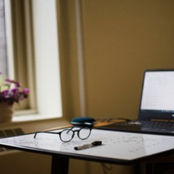Ein Laptop symbolisiert individuelles Deutschlernen