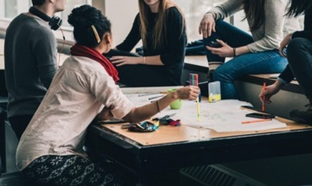 Studierende lernen gemeinsam Deutsch