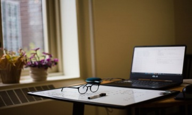 Ein Laptop symbolisiert individuelles Deutschlernen