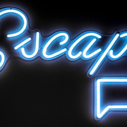 Leuchtendes Neon-Wort Escape in Blau mit einem Sprechblasen-Symbol daneben.